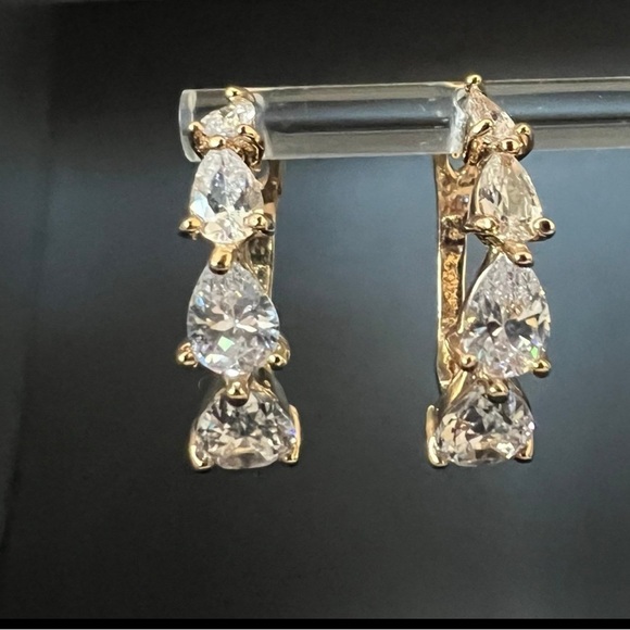 ✨ Gold Plated Hoop Earrings with Pear-Shaped White Stones Classic Sparkle Hoops - Picture 5 of 11